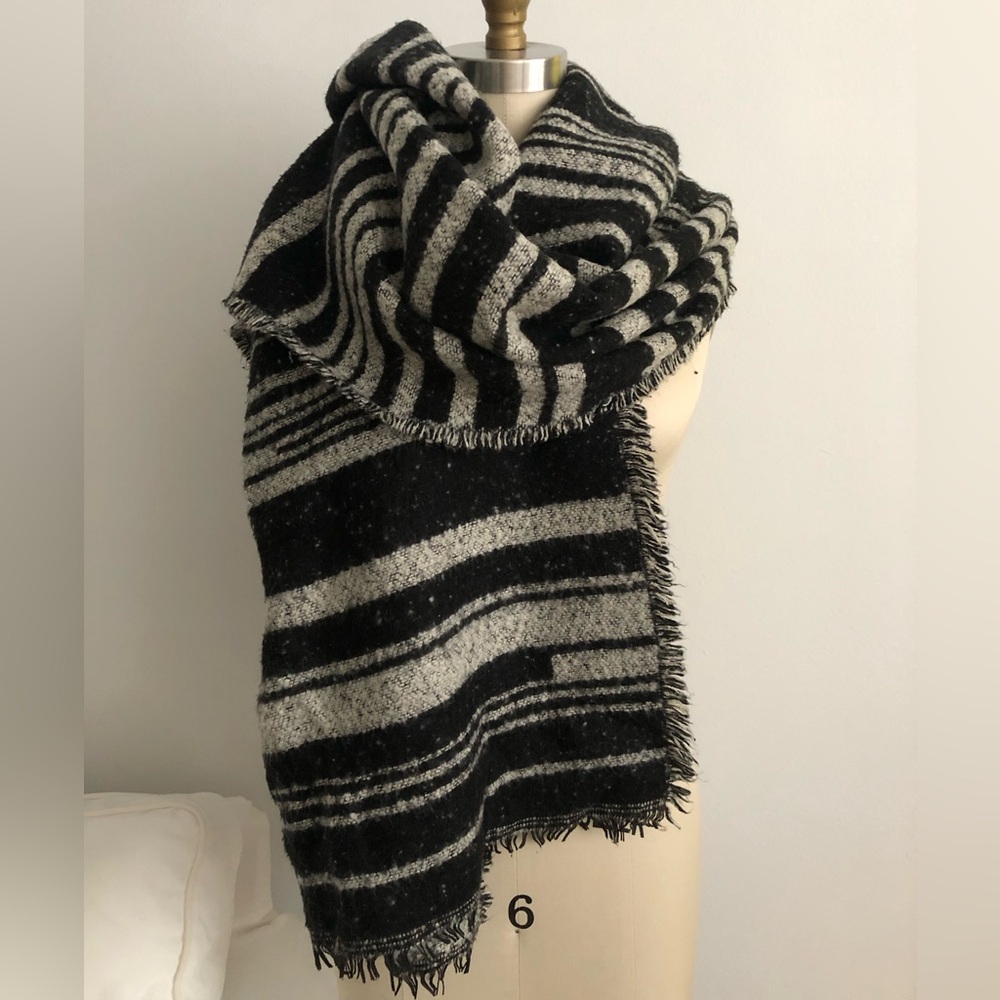 Wide Scarf in black and white